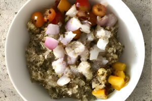 Bowl de quinoa mediterránea con tomates cherry, pepino, aceitunas, garbanzos y aderezo de aceite de oliva