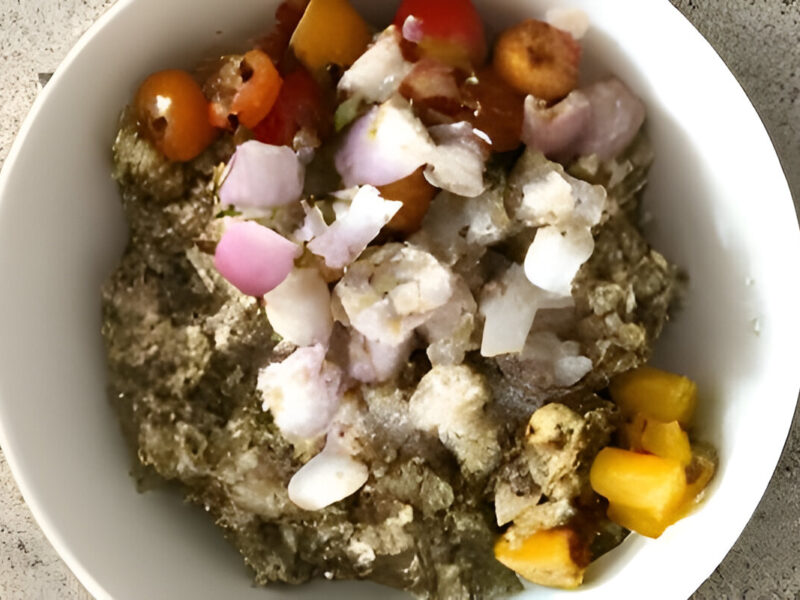 Bowl de quinoa mediterránea con tomates cherry, pepino, aceitunas, garbanzos y aderezo de aceite de oliva