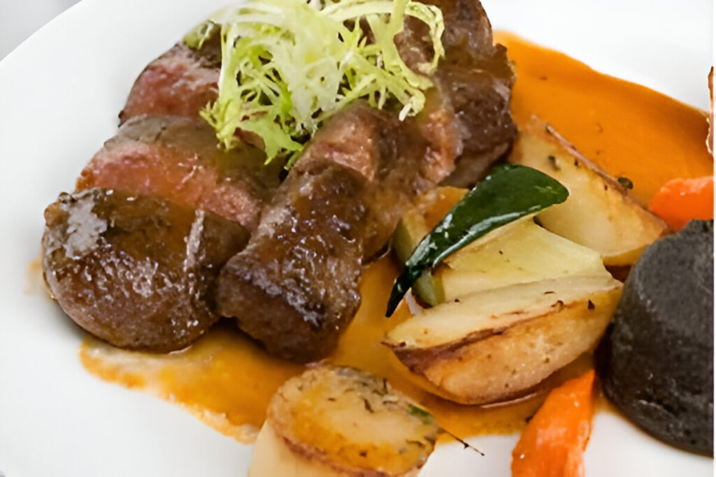 Plato de carne al horno con papas a la española doradas y cebolla