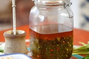 Frasco de chimichurri argentino casero con perejil, ajo y especias