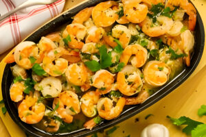 Gambas al ajillo cocinadas en aceite de oliva con ajo y perejil
