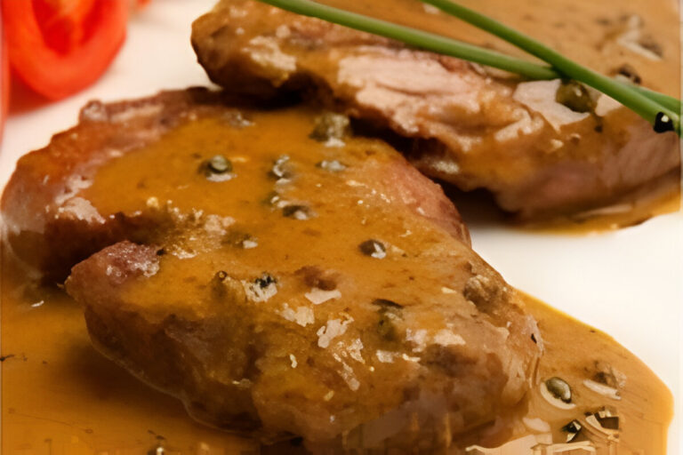 Medallones de lomo a la pimienta con salsa cremosa servidos en un plato