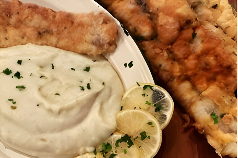 Marineras de merluza doradas acompañadas con puré de papas cremoso