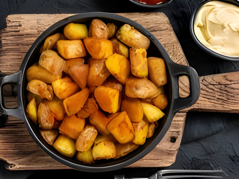 Papas bravas crujientes servidas con salsa picante tradicional española