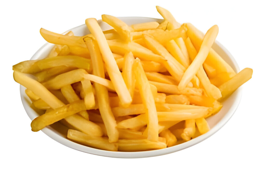 Papas fritas caseras recién hechas, doradas y crujientes