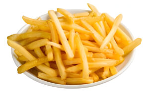 Papas fritas caseras recién hechas, doradas y crujientes