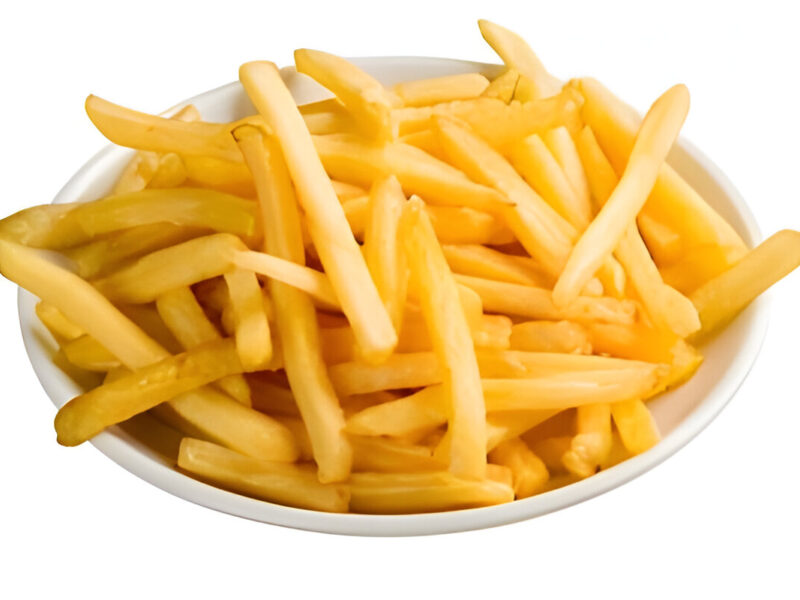 Papas fritas caseras recién hechas, doradas y crujientes