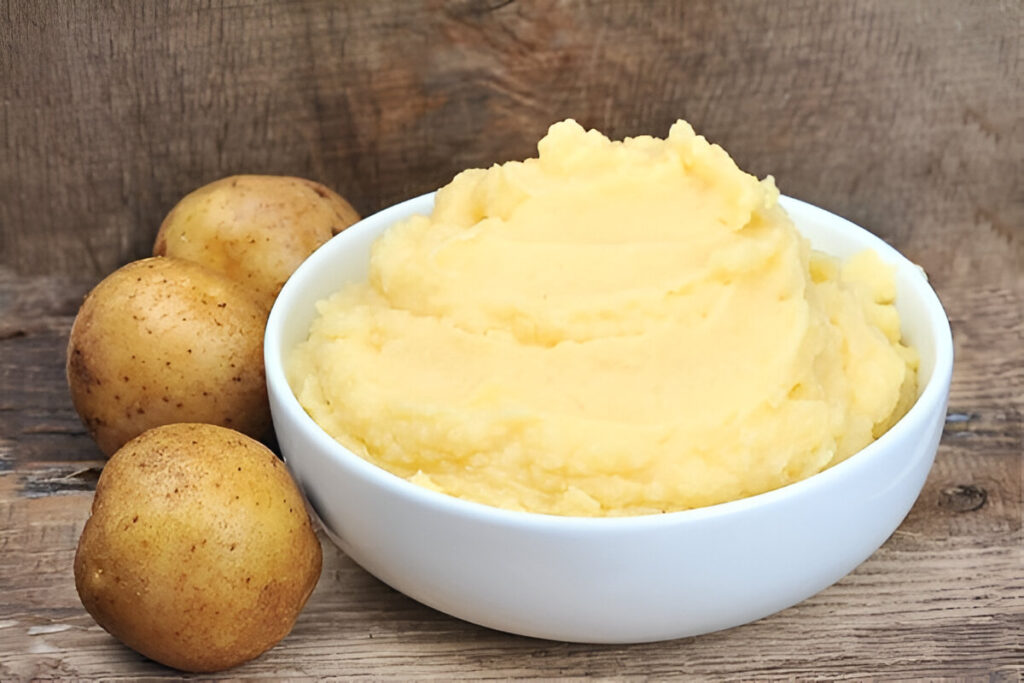 Puré de papas casero cremoso servido en un bowl