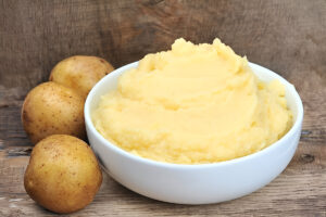 Puré de papas casero cremoso servido en un bowl