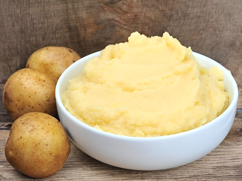 Puré de papas casero cremoso servido en un bowl