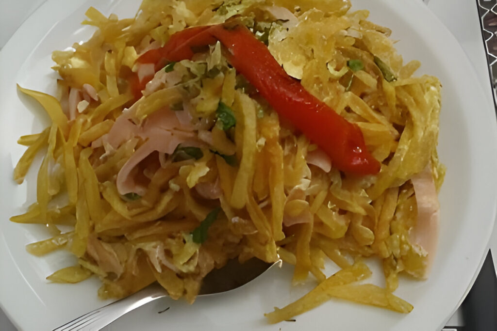 Revuelto Gramajo casero con papas fritas, jamón y huevo, servido caliente