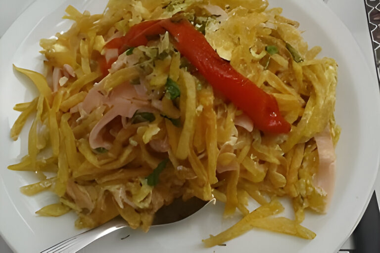 Plato de Revuelto Gramajo con papas fritas crocantes, huevo cremoso y jamón