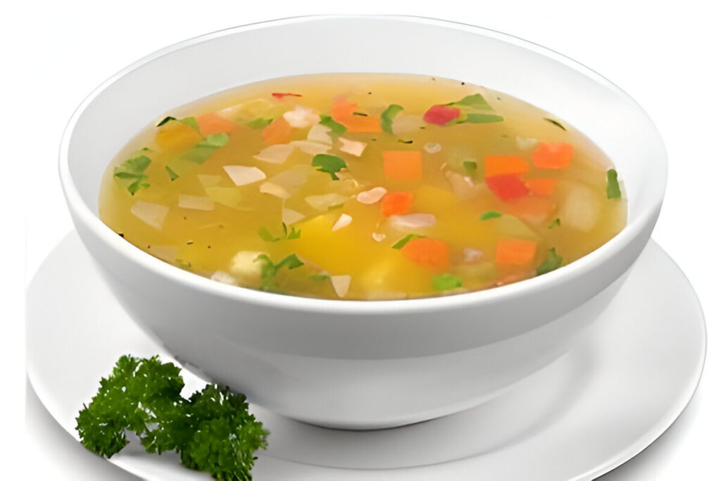 Plato hondo con sopa de verduras casera, saludable y reconfortante