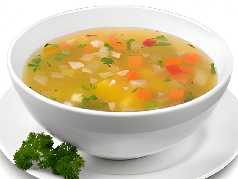 Plato hondo con sopa de verduras casera, saludable y reconfortante