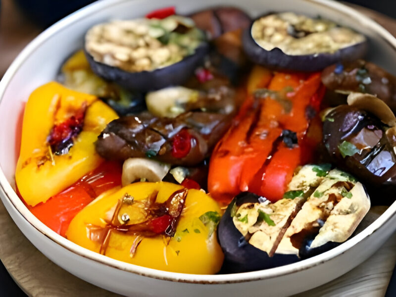 Verduras asadas al horno con aceite de oliva, romero y tomillo, coloridas y crujientes