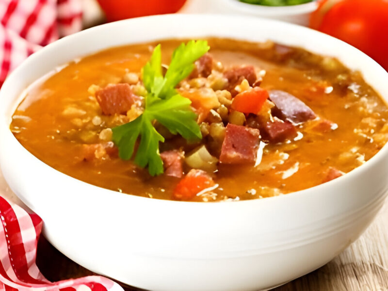 Plato hondo con guiso de lentejas casero, con chorizo, verduras y salsa espesa, ideal para días fríos