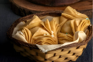 Pastelitos de membrillo caseros, dorados y glaseados, servidos en una bandeja con azúcar espolvoreada