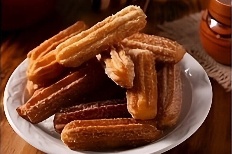 Churros caseros recién fritos, espolvoreados con azúcar y canela, servidos con chocolate caliente