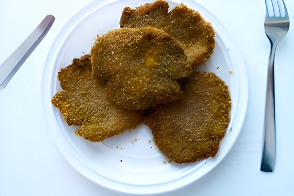 Plato de milanesas de carne caseras crocantes, acompañadas con papas fritas