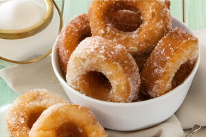 Rosquitas dulces caseras glaseadas y doradas sobre una bandeja, listas para disfrutar con el mate o el café