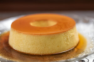 Flan casero con caramelo dorado servido en plato