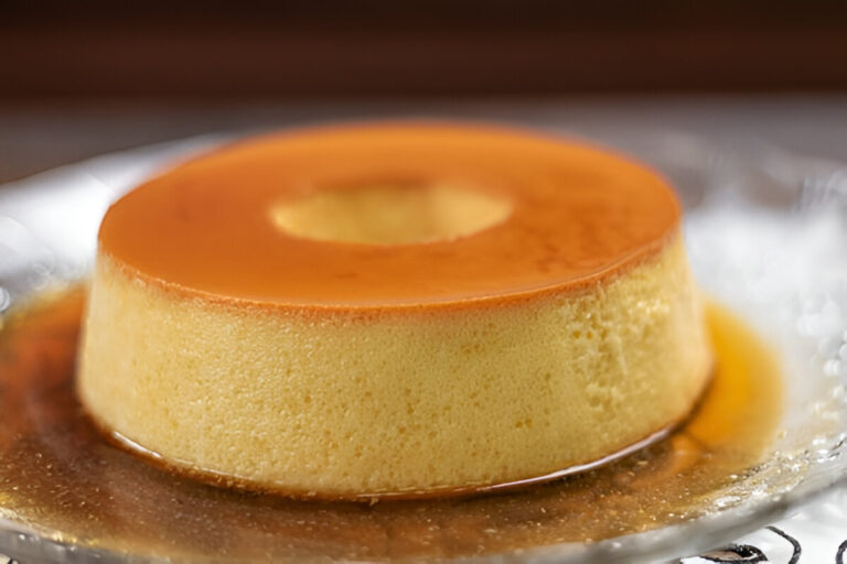 Flan casero con caramelo dorado servido en plato