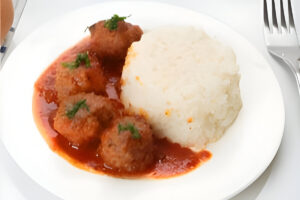 Albóndigas de carne con salsa de tomate casera sobre arroz blanco