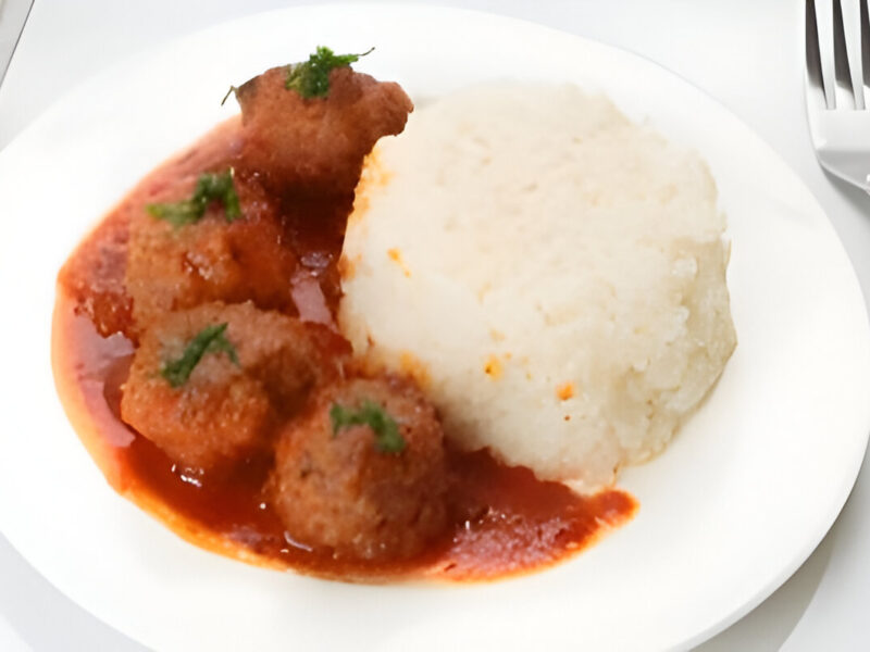 Albóndigas de carne con salsa de tomate casera sobre arroz blanco