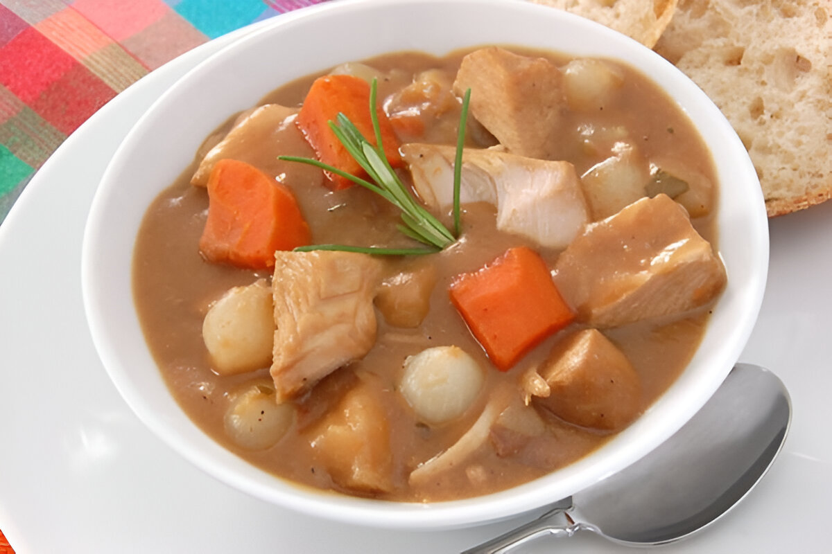 Plato de estofado de pavo con verduras frescas