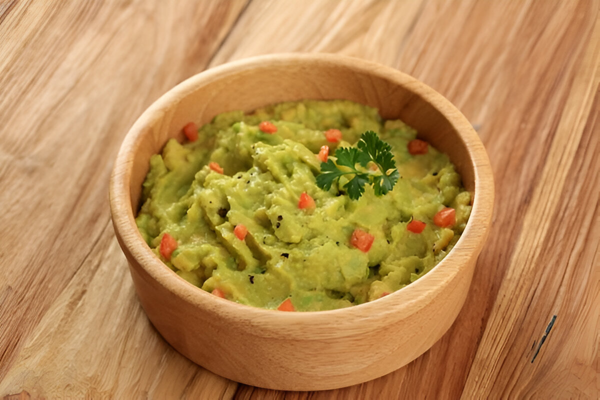 Guacamole casero servido en bol con tortillas de maíz