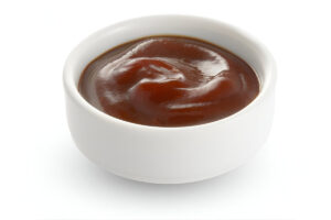 Salsa barbacoa casera servida en cuenco con pincel de cocina