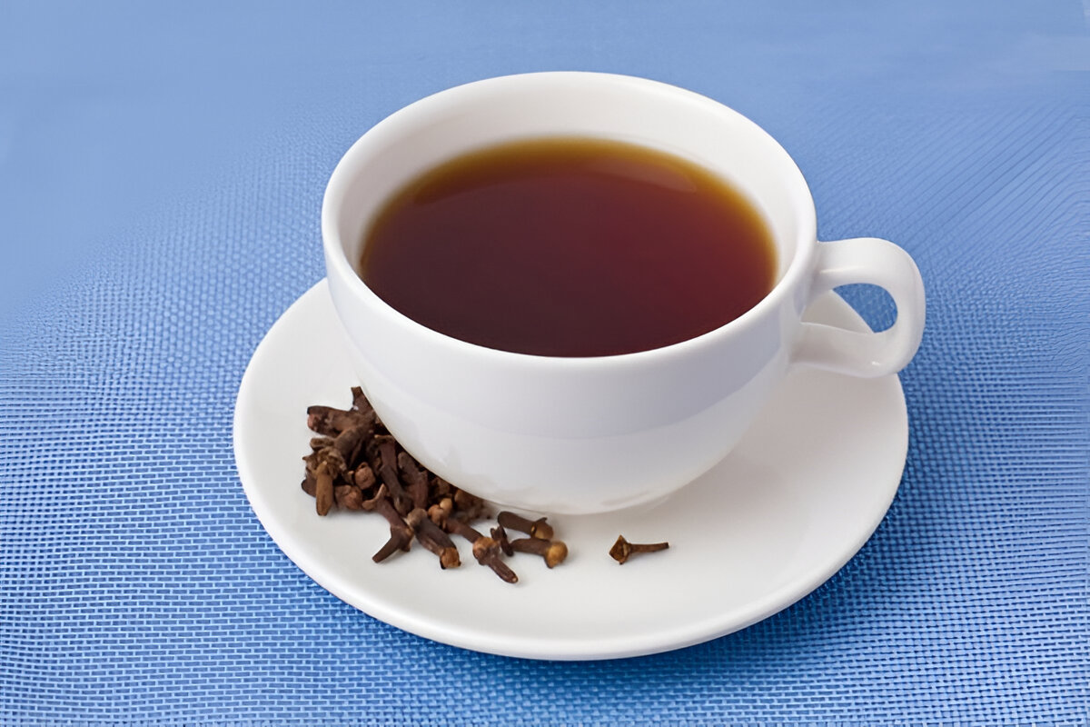 Taza de té negro caliente con hojas infusionadas