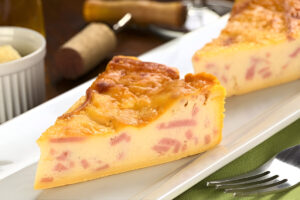 Tarta de jamón y queso dorada recién salida del horno