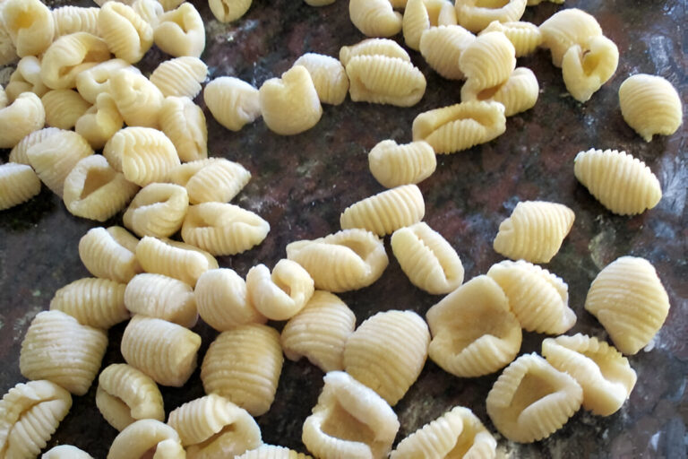 Ñoquis caseros servidos con salsa de tomate