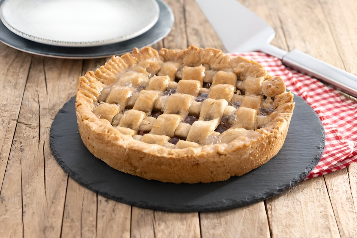 Pastafrola de membrillo casera con enrejado dorado