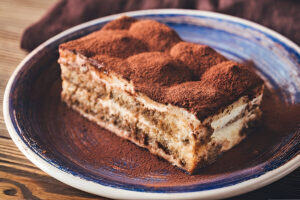 Tiramisú casero con cacao espolvoreado