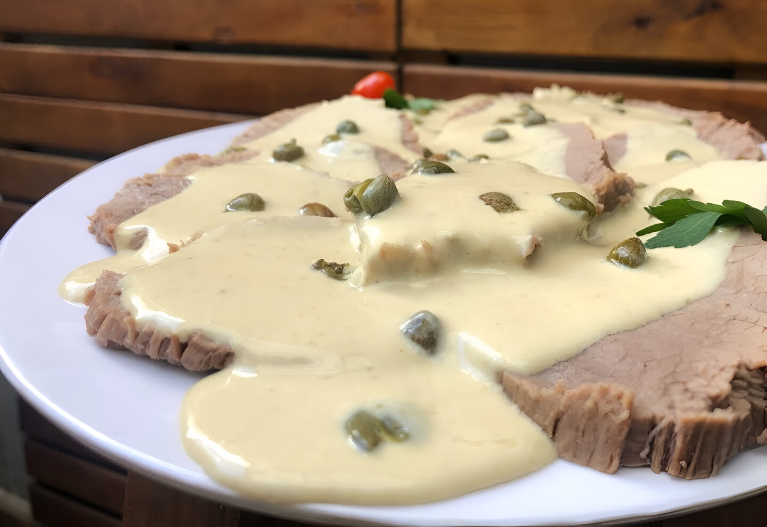 Plato de vitel toné con salsa de atún y alcaparras
