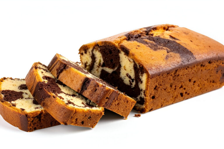 Budín marmolado casero con capas de vainilla y cacao