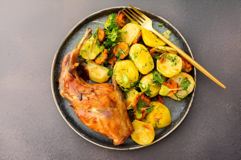Conejo al horno con papas doradas y hierbas frescas