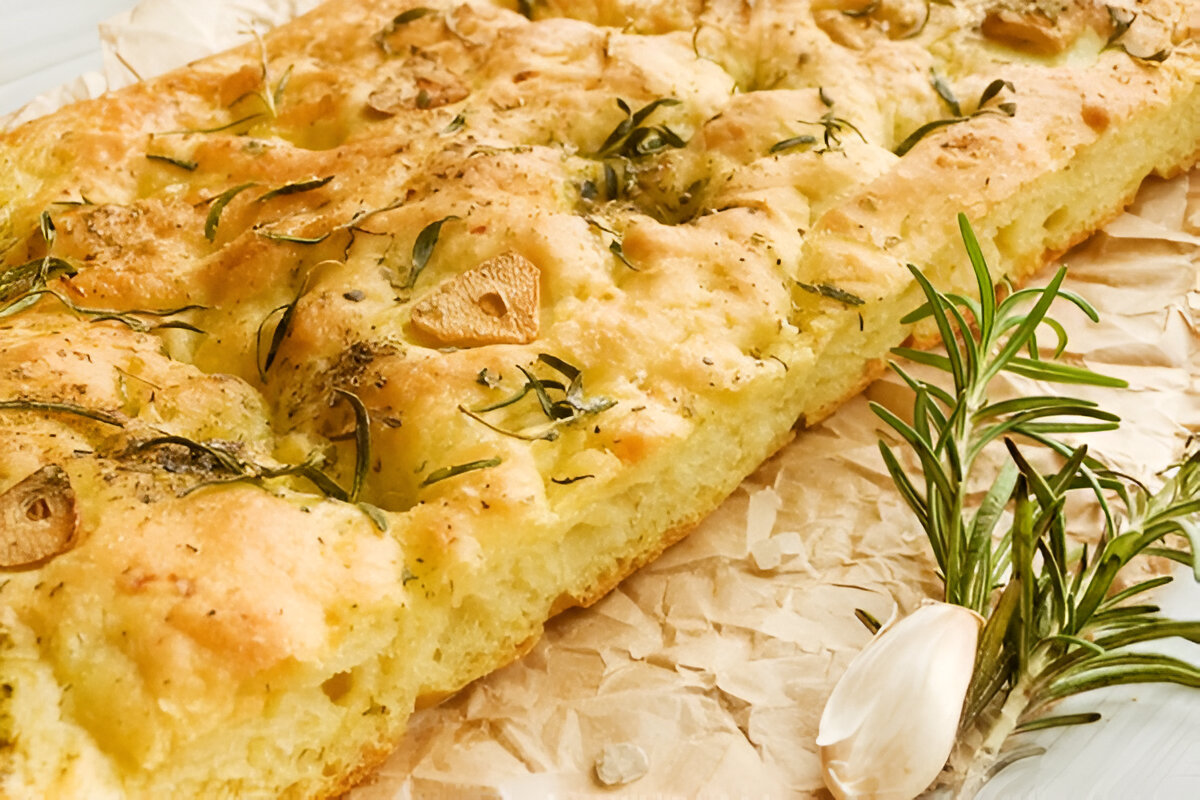 Focaccia italiana casera con romero y sal gruesa recién horneada