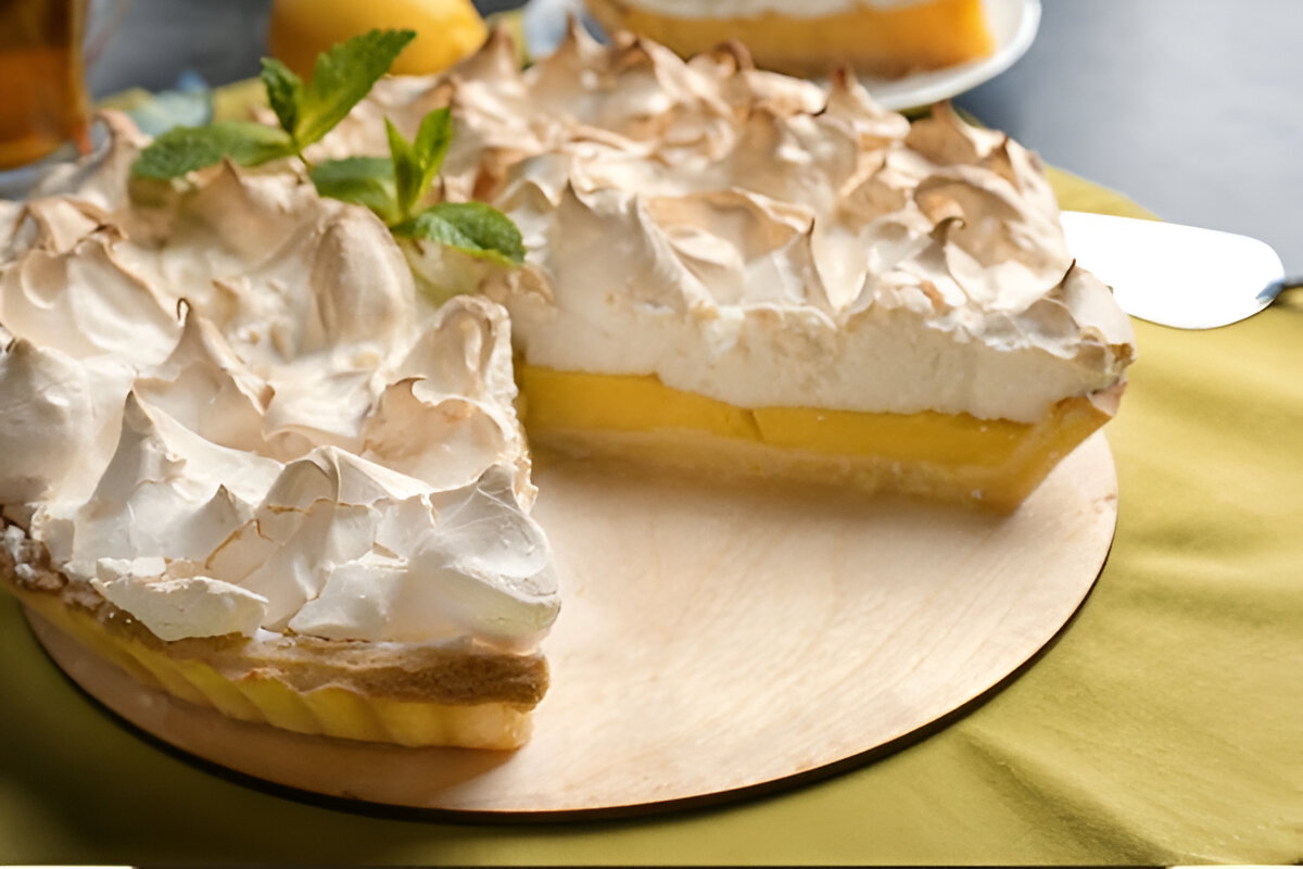 Lemon pie casero con merengue dorado servido en plato