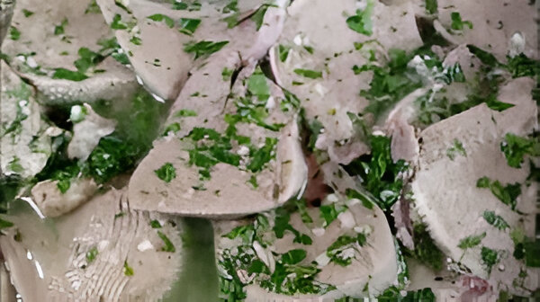 Lengua a la vinagreta servida fría con pimientos y perejil