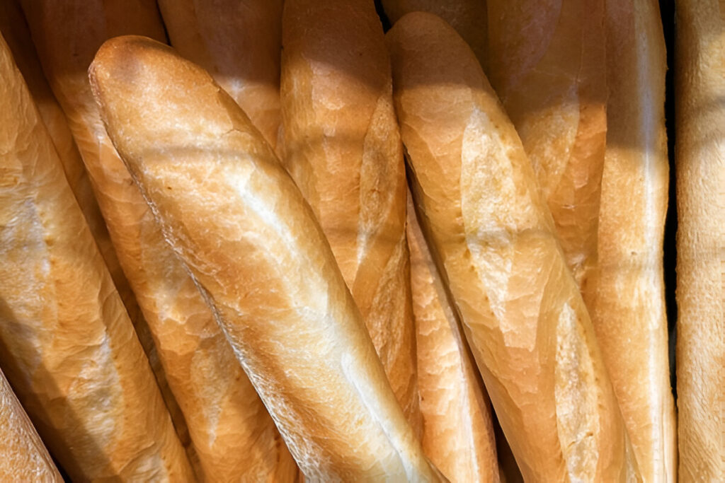 Pan baguette casero dorado y crujiente