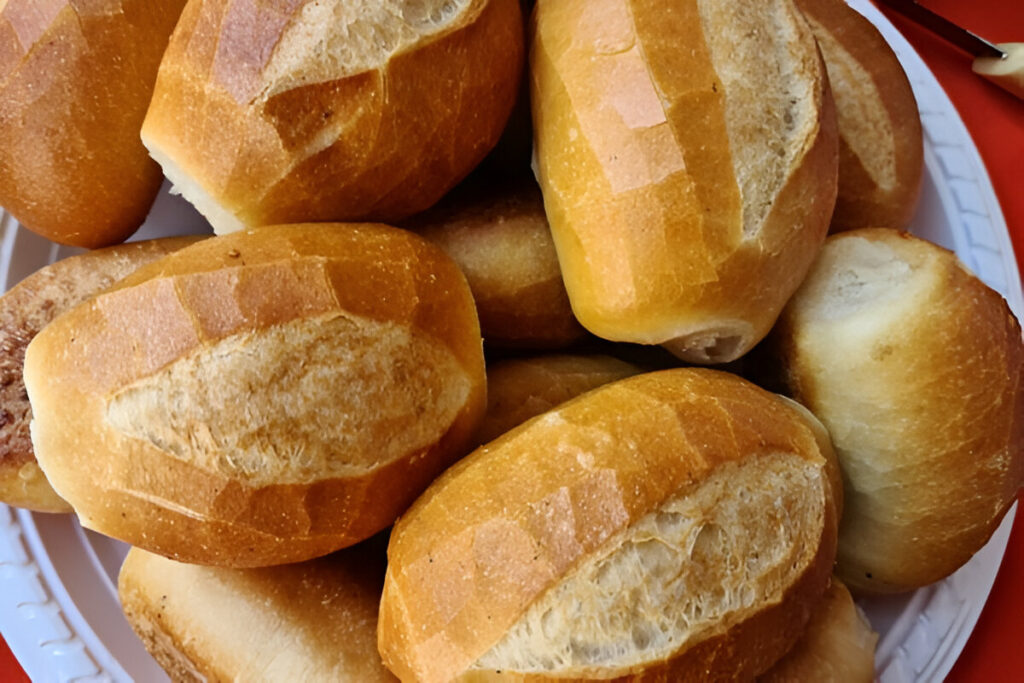 Pan francés casero dorado y crujiente