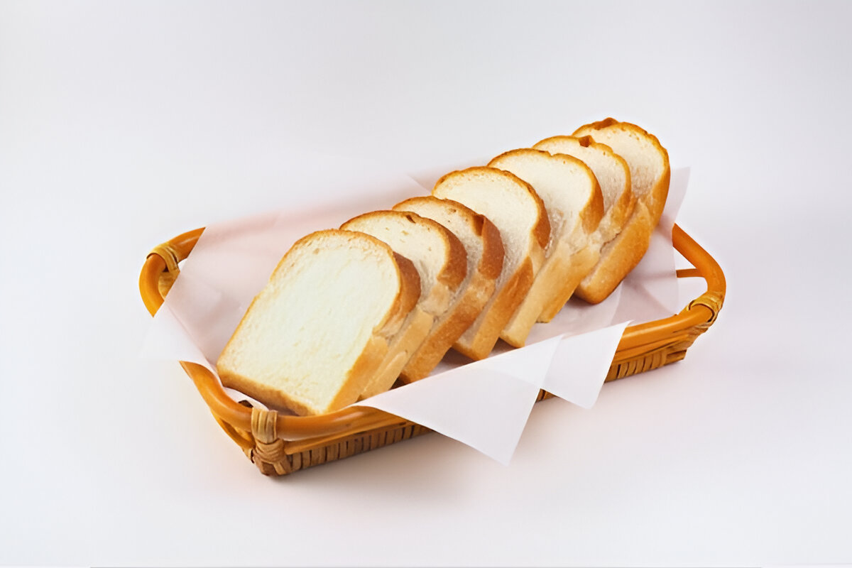 Pan lactal casero recién horneado en molde rectangular