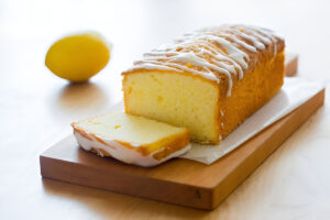 Budín de limón casero con glaseado y ralladura