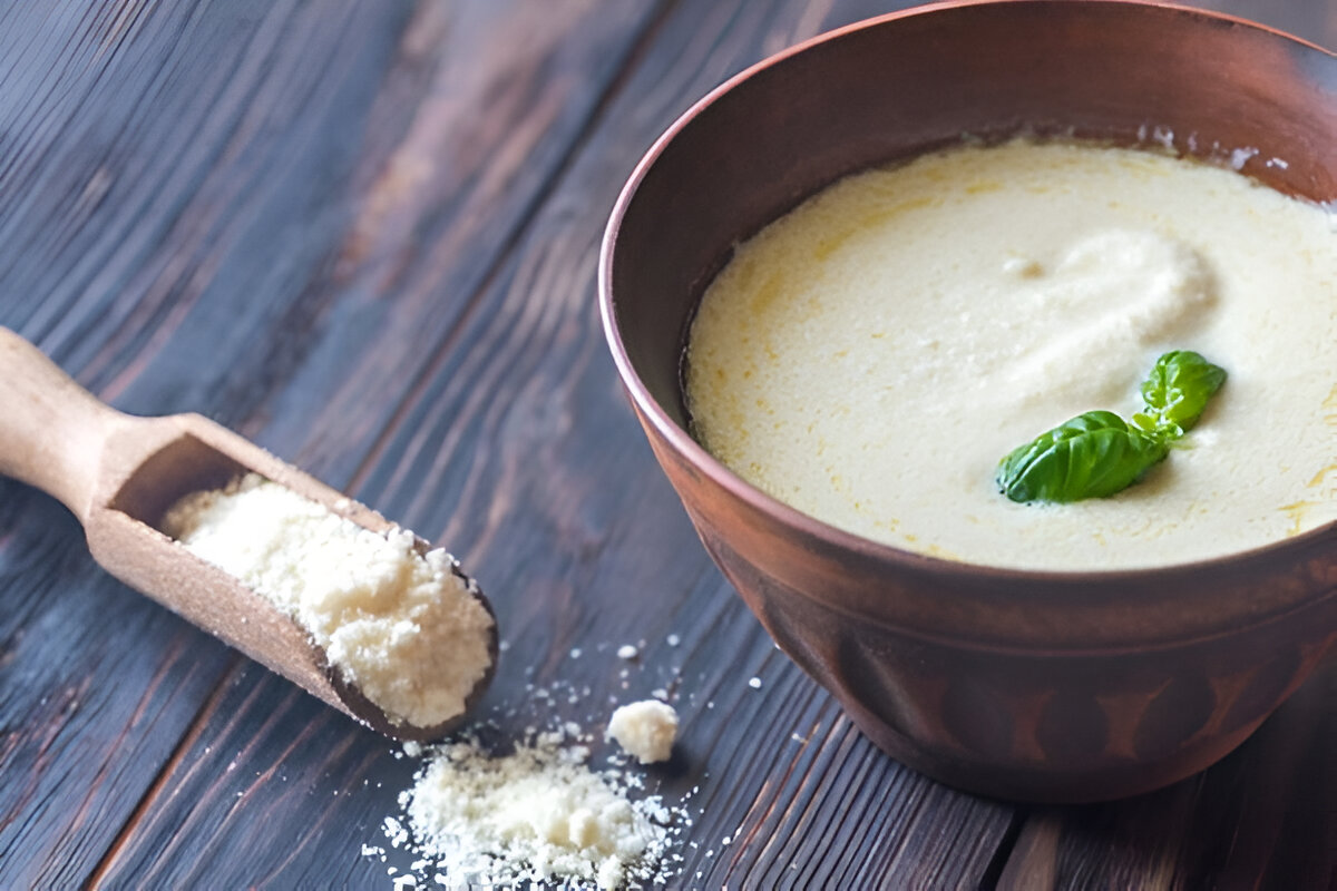 Salsa Alfredo casera cremosa con parmesano servida en sartén