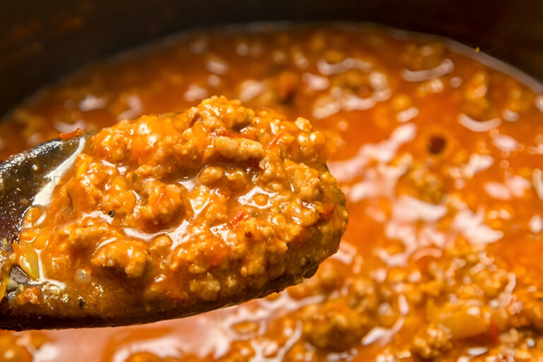 Salsa boloñesa casera con carne picada y tomate servida en cazuela