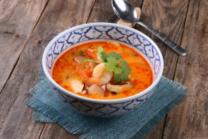 Sopa Tom Yum tailandesa con camarones y cilantro fresco