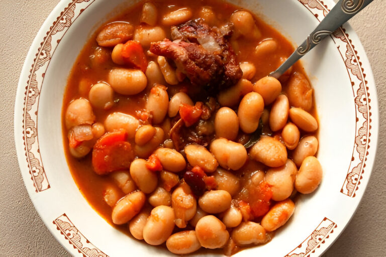 Sopa de frijoles servida en plato hondo con cilantro fresco